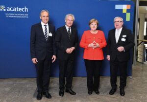 Ein Grppenbild von Karl-Heinz Streibich, Henning Kagermann, Angela Merkel und Dieter Spath