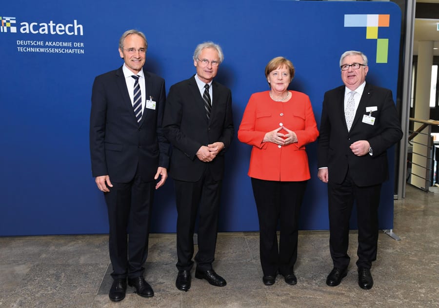 Für den Botschafter und Pionier der „Industrie 4.0“ endet eine Ära 2 Ein Grppenbild von Karl-Heinz Streibich, Henning Kagermann, Angela Merkel und Dieter Spath