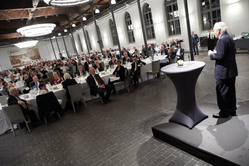 D2247_DFKI_30tes_Jubiläum_RIE_6070_DFKI_Jörg Riethausen-min Prof Scheer beim 30 jährigen Jubiläum DFKI