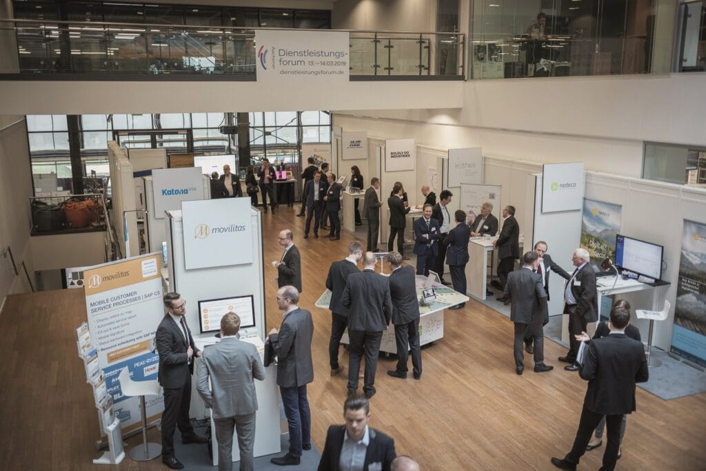 min_fir-pm-bild--2019-06--ausstellerforum_0a_20190328orig-fr_20190313_MG_0817_©mika-photography.com_300dpi_CMYK-min Dienstleistungsforum