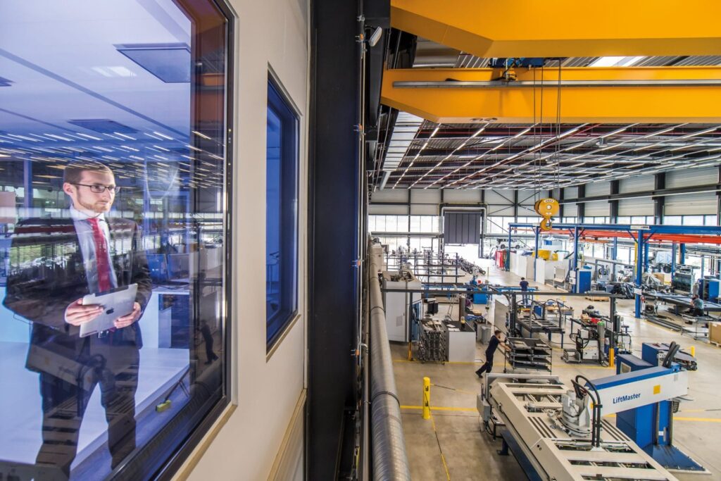 Intelligente Produktion von morgen 3 Blick auf die produktionshalle 1