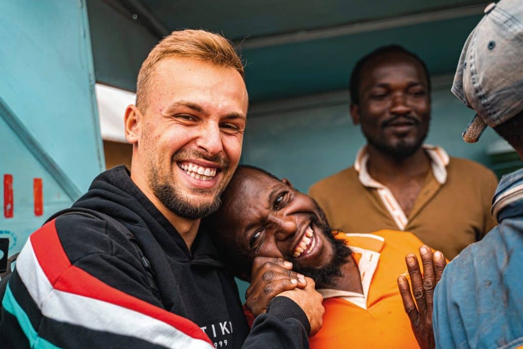 Tibor Sprick mit Einheimischen Tibor Sprick mit Einheimischen in Arusha (Tansania).