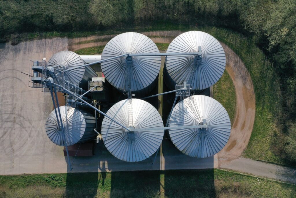 Ein industrielles Gebäude von oben fotografiert.