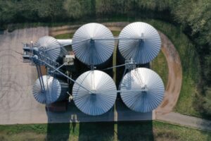 Ein industrielles Gebäude von oben fotografiert.