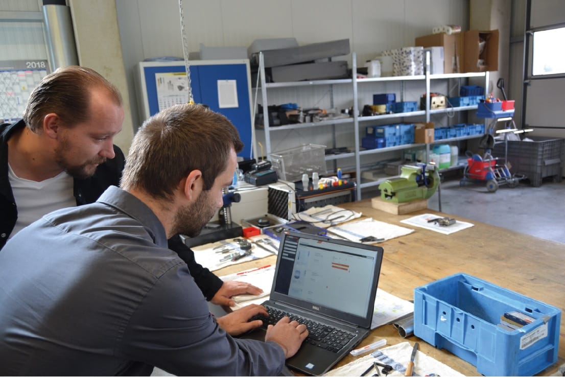 Arbeit bei Rapidfracture Kollegen arbeiten an Online-Fertigung von Frästeilen