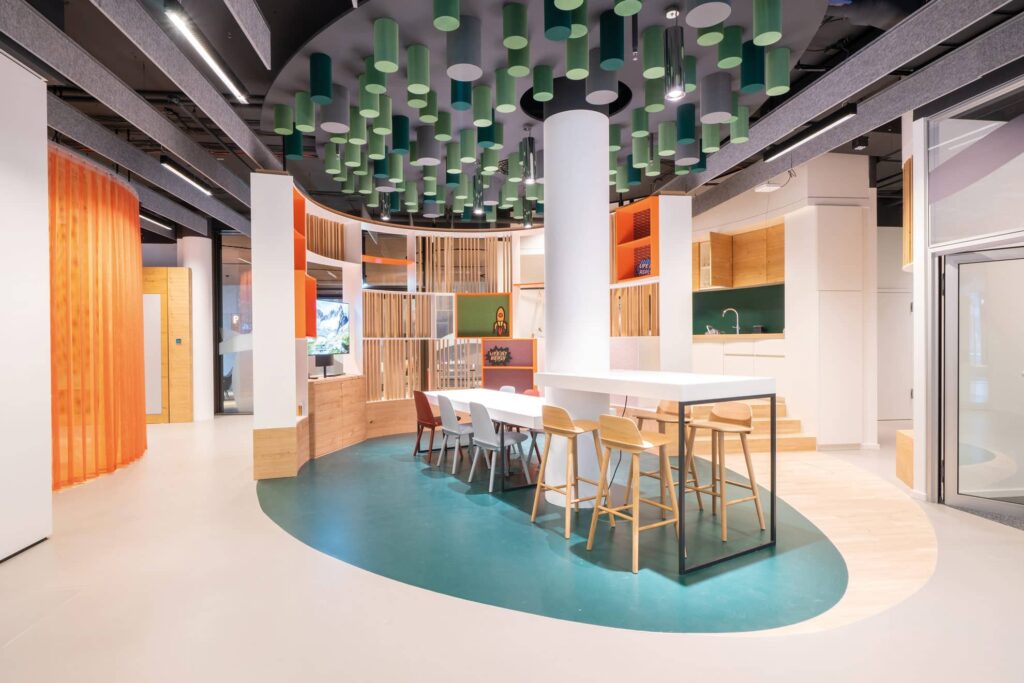 Büroräume mit Sitzgelegenheiten.