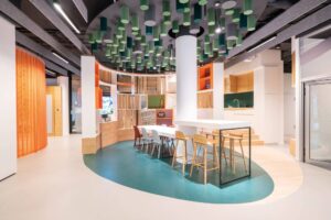 Büroräume mit Sitzgelegenheiten.