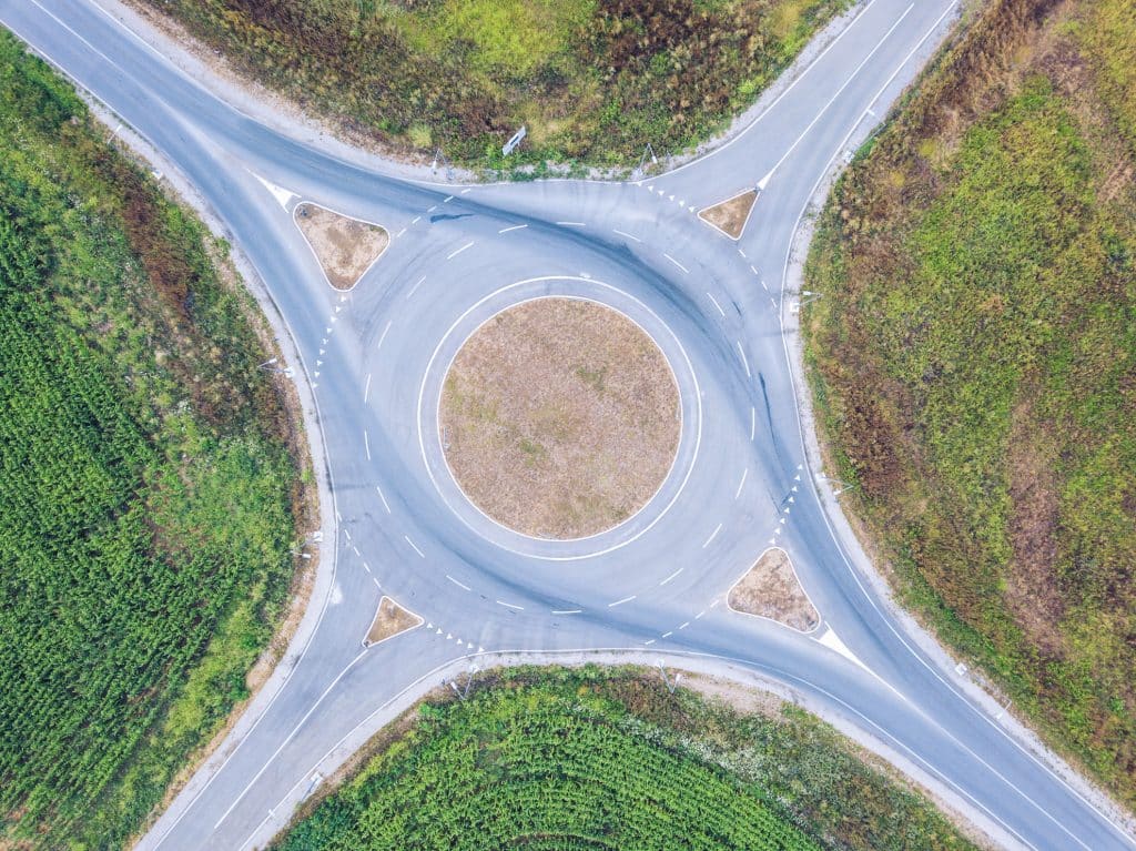 Kreisel in teils verdorrter Wiese Kreise als Symbol für die Circular Economy.