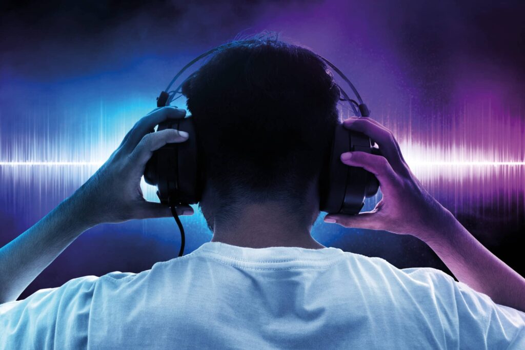 Mann mit Kopfhörern.