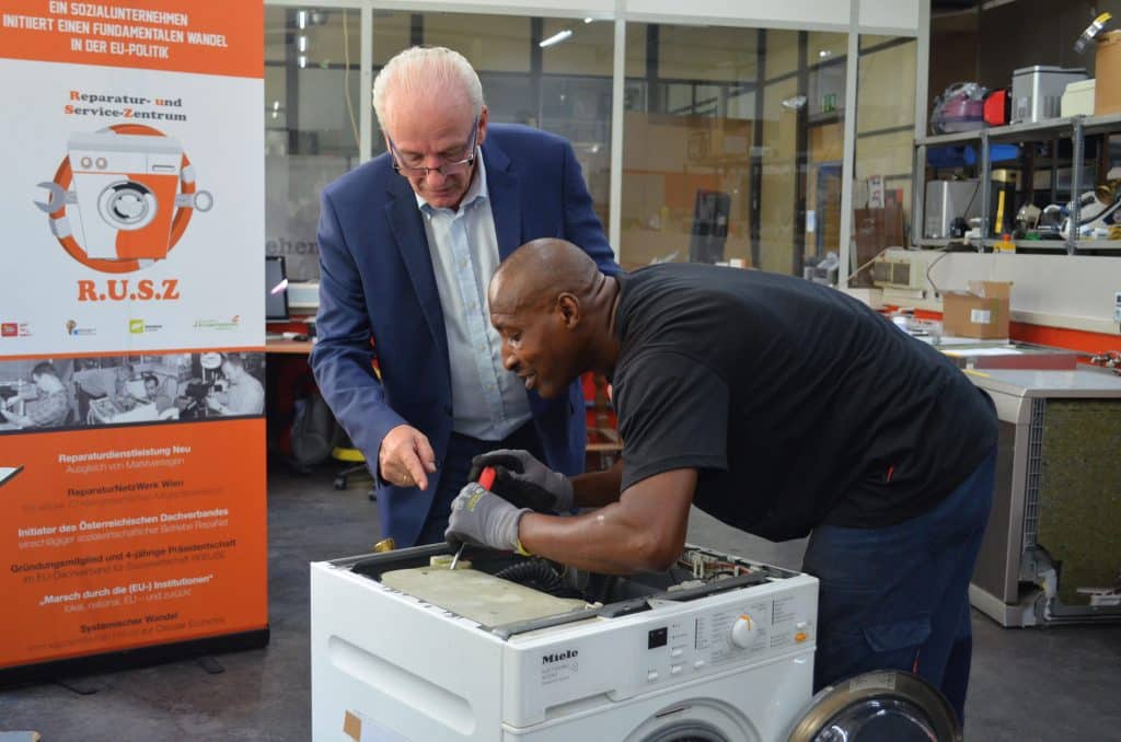 Teilwechsel bei einer Miele-Waschmaschine Sepp Eisenringer zeigt Abuelgasim Ibrahim wie man ein Magnetventil einer Miele-Waschmaschine tauscht.