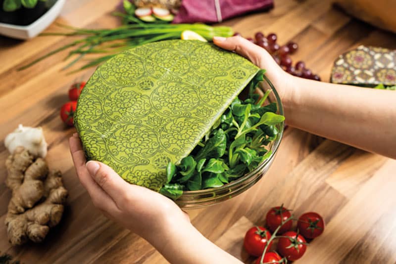 Bienenwachsfolie als Abdeckung über eine Schüssel Salat gespannt.