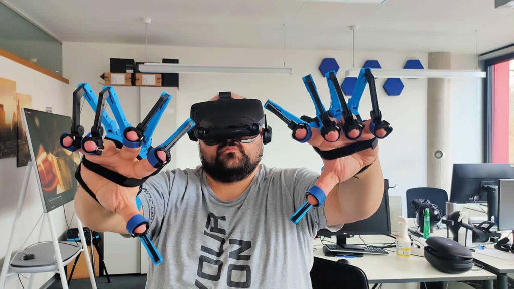Handgriffe spielerisch digital erlernen 7 Mann mit SmartHands und AR Brille