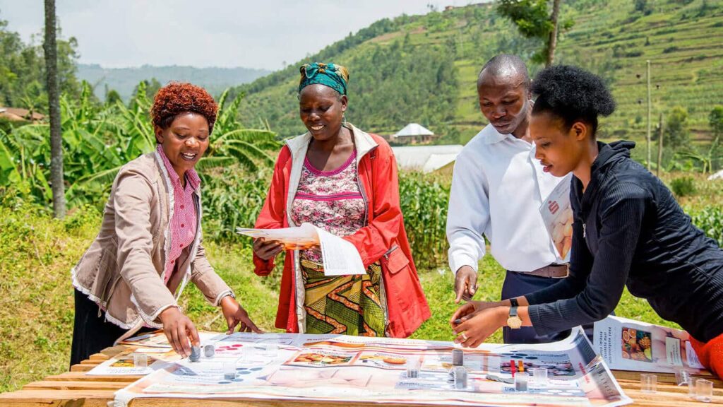 Menschen die eine Strategie für Business Games planen.