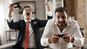 2 Männer spielen an der Konsole