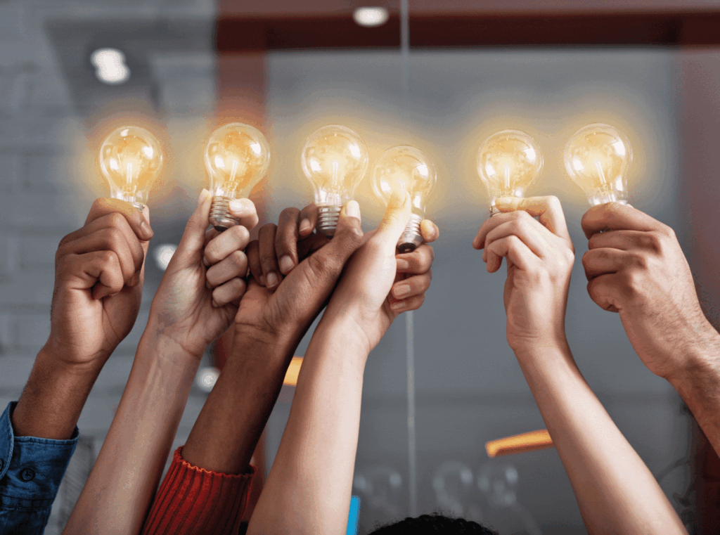 Hände mit Glühbirnen