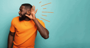 Titelbild schwerhöriger Mann, Hörgerät