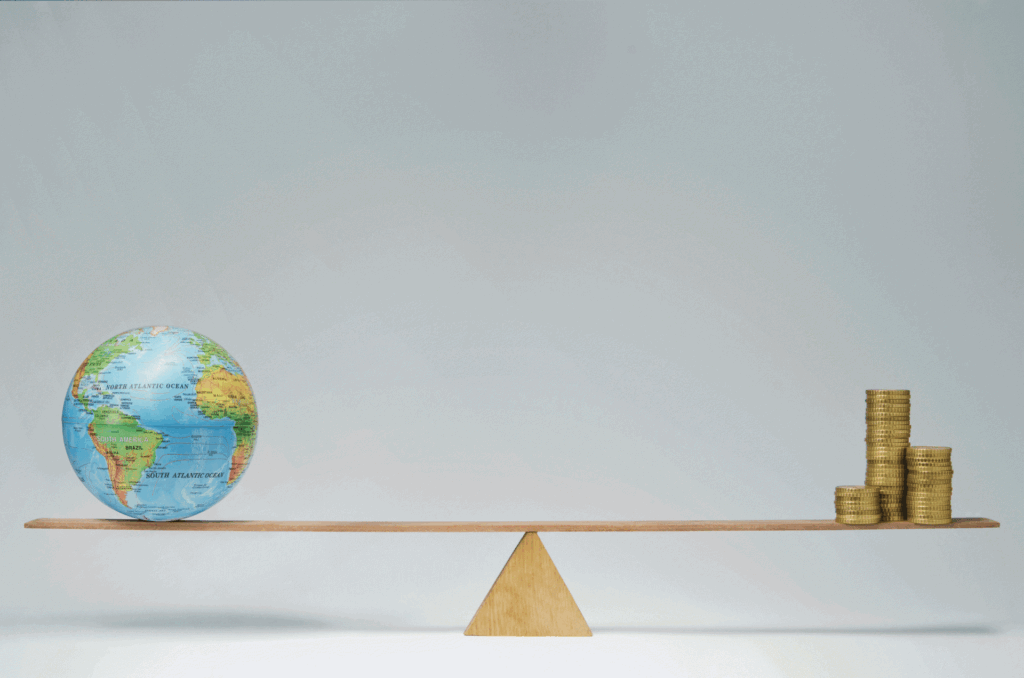 Waage zwischen der Umwelt und Geld