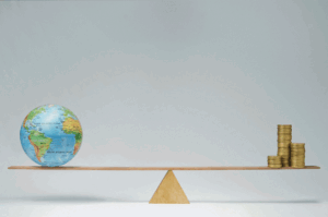 Waage zwischen der Umwelt und Geld