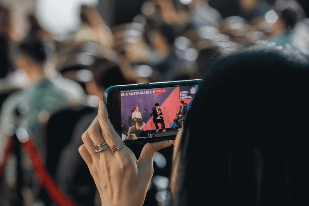 Frau filmt YouTube Livevideo mit Handy