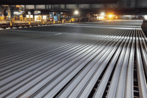 Bild aus einer Produktionshallte der SHS mit langen Stahlteilen