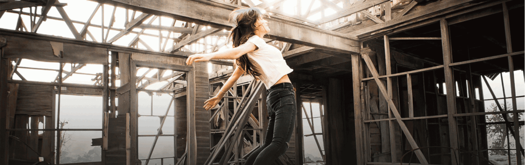 Springende Frau in alter Fabrik