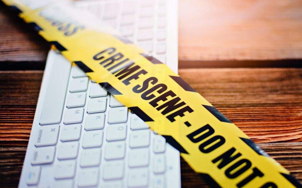 Cybercrime Scene 2 Polizeiabsperrband über Tastatur