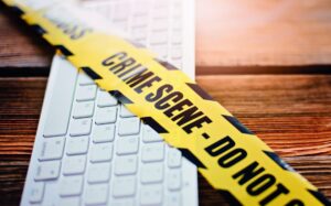 Polizeiabsperrband über Tastatur