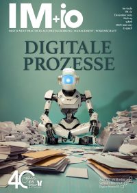 Roboter sitzt in Papierstapeln und wirkt verzweifelt