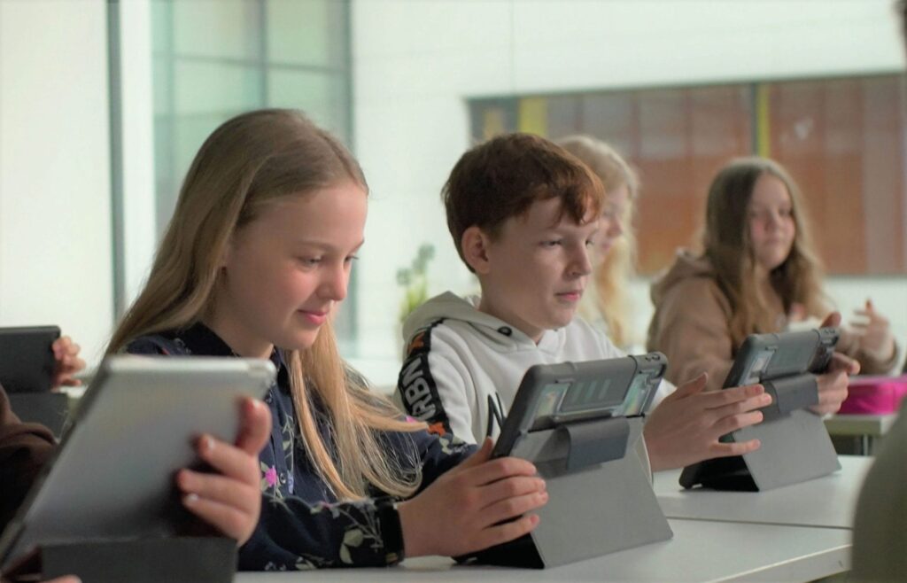 Schule digital 5 Titelbild CMYK 300dpi weboptimiert scaled 1