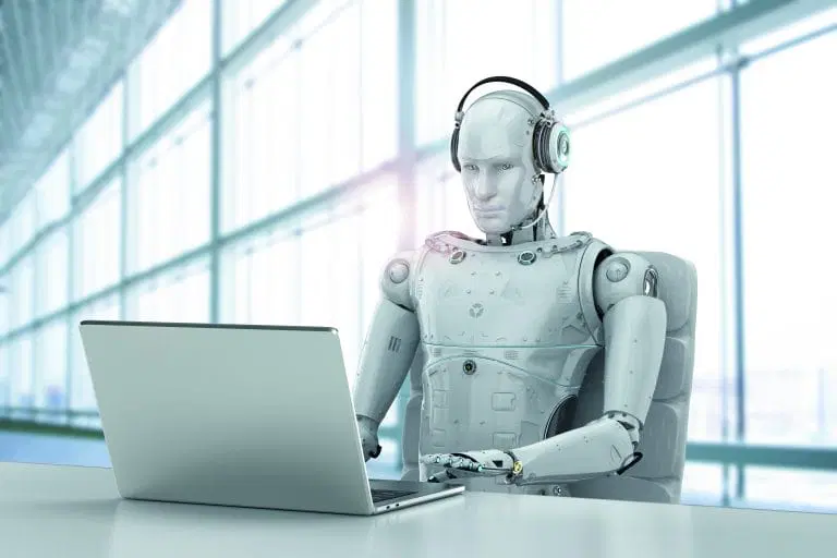 Roboter mit Kopfhörer arbeitet an Laptop in Büro