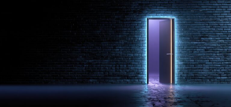 eine leicht geöffnete Tür in einer dunklen Wand, aus der helles Licht scheint und die symbolisch für neue Möglichkeiten, Chancen oder einen Aufbruch steht