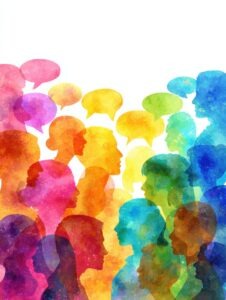 viele farbige Silhouetten von Menschen mit Sprechblasen, die symbolisch für Austausch, Diskussion und Zusammenarbeit in Netzwerken stehen.