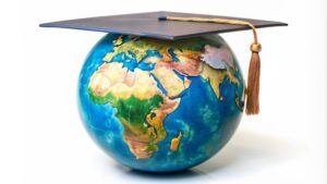 Erdkugel mit einem Absolventenhut.