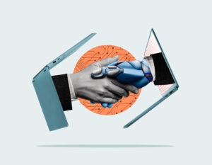 Collage aus menschlicher und robotischer Hand beim Handschlag zwischen zwei Laptops – Symbol für die Zusammenarbeit von Mensch und KI.